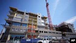 Proyek pembangunan perumahan di pusat kota Denver, Minggu, 23 April 2023. (AP/David Zalubowski)