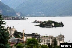 Danau Maggiore dan Stresa tempat Rapat Menteri Keuangan dan Gubernur Bank Sentral G7 akan berlangsung, di Stresa, Italia, 23 Mei 2024. (REUTERS/Massimo Pinca)