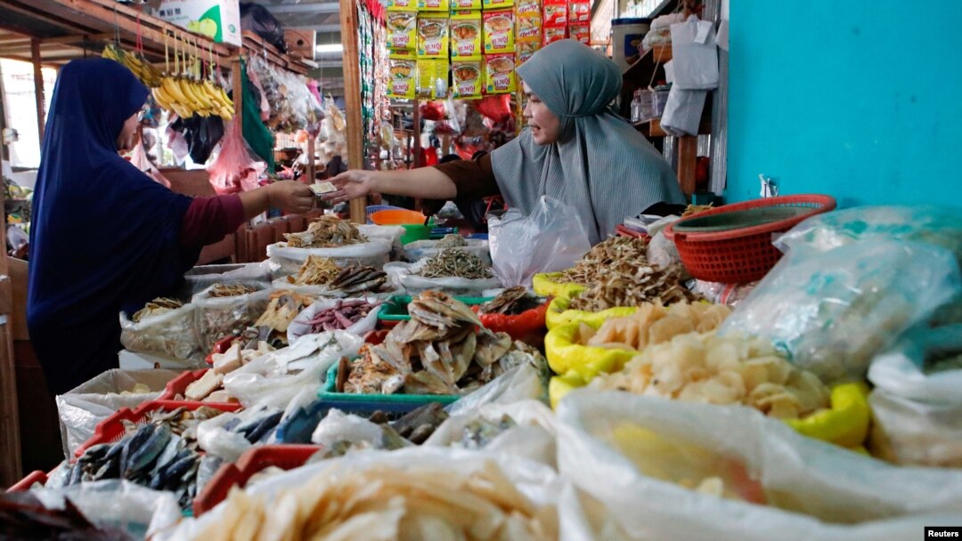 Seorang pedagang tampak melayani pembeli yang datang ke warungnya di salah satu pasar tradisional di Jakarta, pada 2 Januari 2023. (Foto: Reuters/Ajeng Dinar Ulfiana)