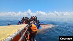 Tim Basarnas, Kamis (21/3) berhasil menyelamatkan 69 pengungsi etnis minoritas Muslim-Rohingya di perairan Aceh Barat, hampir 24 jam setelah kapal mereka terbalik. (Courtesy: BASARNAS)