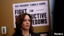 Wakil Presiden AS Kamala Harris mengunjungi klinik kesehatan St. Paul, yang menyediakan layanan aborsi, di Minnesota, pada 14 Maret 2024. (Foto: Reuters/Nicole Neri)