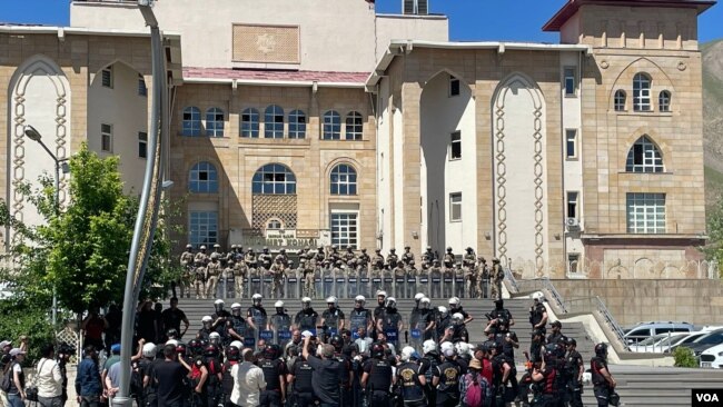 Nöbet eylemine katılanlar asker ve polis tarafında ablukaya alındı.