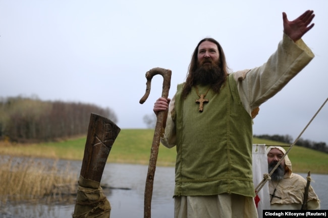 ARCHIVO - San Patricio, interpretado por Marty Burns, saluda durante la recreación del desembarco de San Patricio en Irlanda en Inch Abbey en Downpatrick, Irlanda del Norte, el 11 de marzo de 2018.