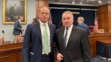 黎崇恩（左）和美國國會共和黨聯邦眾議員克里斯·史密斯（Chris Smith）2023年5月11日在CECC聽證會結束後合影（美國之音記者/李逸華）