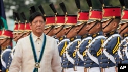 菲律宾总统费迪南德·小马科斯（Ferdinand Marcos Jr.）出席在阿吉纳尔多军事总部举行的菲律宾武装部队成立88周年纪念活动上视察军队。（2023年12月21日）