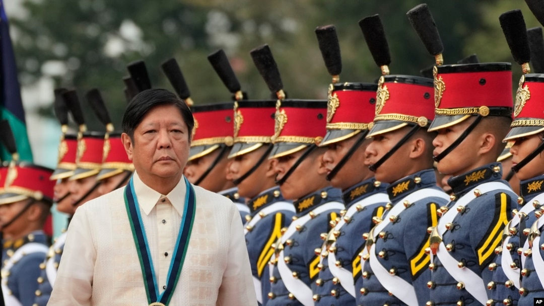 菲律宾总统小费迪南德·马科斯（Ferdinand Marcos Jr.）出席在阿吉纳尔多军事总部举行的菲律宾武装部队成立88周年纪念活动上视察军队。（2023年12月21日）