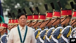 菲律宾总统小费迪南德·马科斯（Ferdinand Marcos Jr.）出席在阿吉纳尔多军事总部举行的菲律宾武装部队成立88周年纪念活动上视察军队。（2023年12月21日）