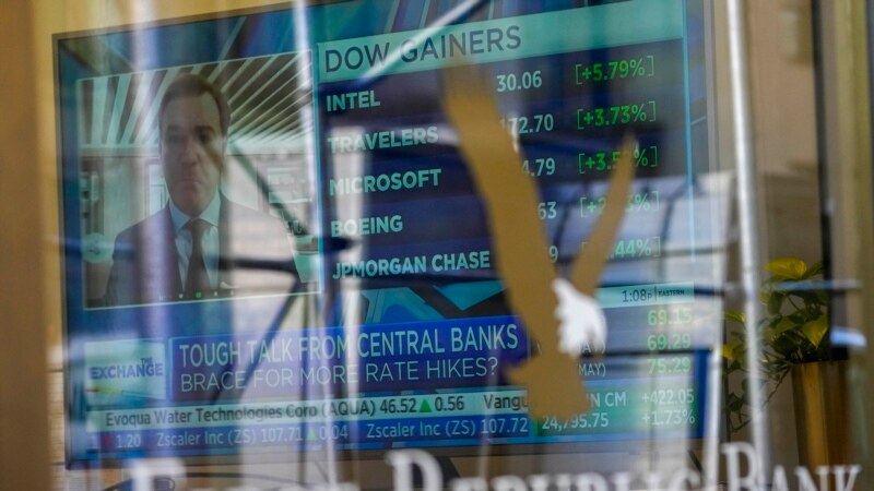 Latinoamericanos expectantes ante turbulencia del sector financiero y su impacto en la región