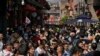 2023年5月1日，北京前门步行街游客摩肩接踵，人山人海。这是新冠病毒大流行之后，人们第一次在没有严厉的防范措施中过节。