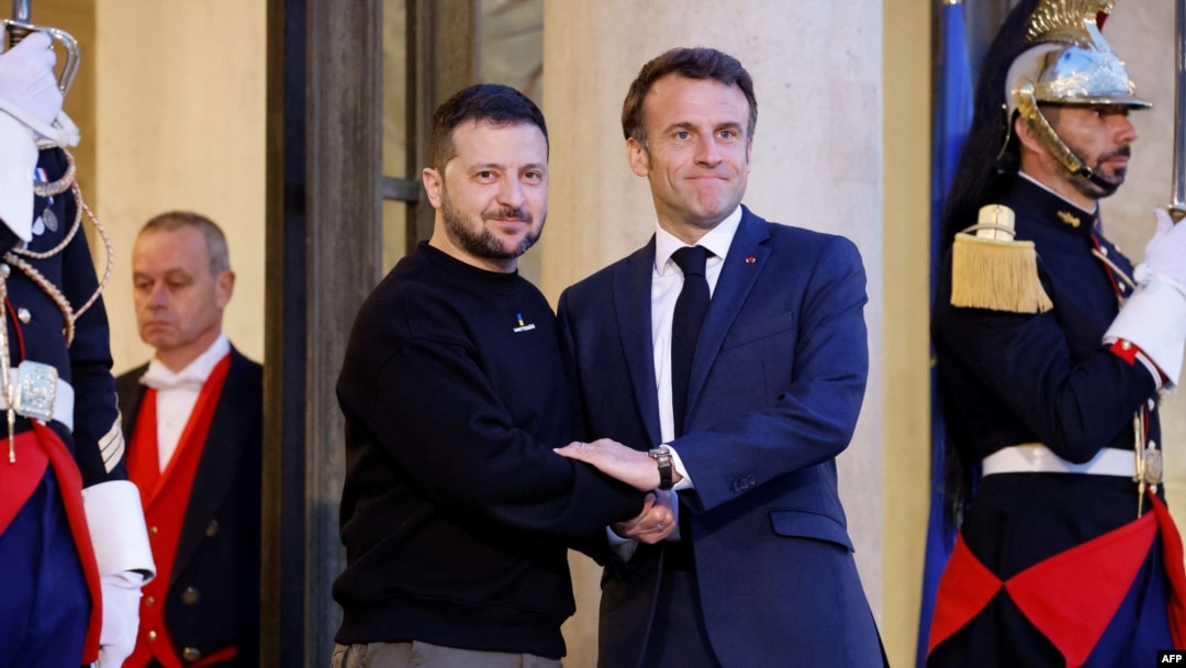 Presiden Prancis Emmanuel Macron (kanan) menyambut kunjungan Presiden Ukraina Volodymyr Zelenskyy di Istana Elysee, Paris, Minggu 14 Mei 2023.