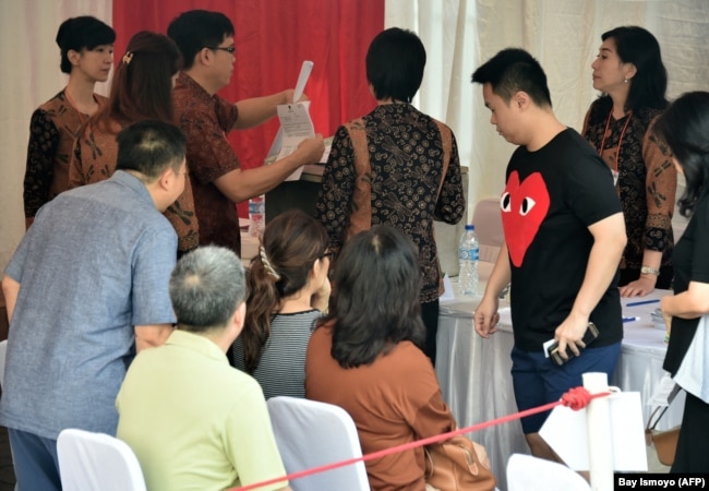 FILE - Warga etnis Tionghoa memberikan suara mereka di TPS pada putaran final Pilkada Jakarta pada 19 April 2017. (Foto: AFP/Bay Ismoyo)