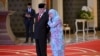 Ratu Malaysia Tunku Azizah Aminah Maimunah Iskandariah (kanan), memeluk saudara laki-lakinya Sultan Ibrahim Iskandar dari Johor usai pemilihan raja Malaysia berikutnya di Istana Nasional di Kuala Lumpur, Jumat, 27 Oktober 2023. (Mohd Rasfan/Pool Photo via AP)