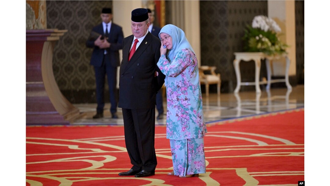 Ratu Malaysia Tunku Azizah Aminah Maimunah Iskandariah, kanan, memeluk kakaknya Sultan Ibrahim Iskandar dari Johor usai pemilihan raja Malaysia berikutnya di Istana Nasional Kuala Lumpur Jumat, 27 Oktober 2023. (Foto: via AP)