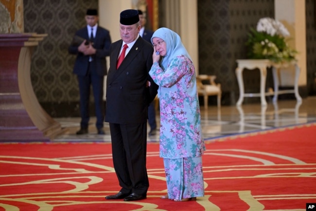 Ratu Malaysia Tunku Azizah Aminah Maimunah Iskandariah, kanan, memeluk kakaknya Sultan Ibrahim Iskandar dari Johor usai pemilihan raja Malaysia berikutnya di Istana Nasional Kuala Lumpur Jumat, 27 Oktober 2023. (Foto: via AP)