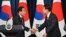 រូបឯកសារ៖ ប្រធានាធិបតីកូរ៉េខាងត្បូង Yoon Suk Yeol និងនាយករដ្ឋមន្ត្រីជប៉ុនលោក Fumio Kishida ចាប់ដៃគ្នា នៅក្នុងអំឡុងសន្និសីទសារព័ត៌មានមយយ នៅទីក្រុងសេអ៊ូល ប្រទេសកូរ៉េខាងត្បូង កាលពីថ្ងៃទី ៧ ខែឧសភា ឆ្នាំ ២០២៣។ 