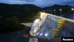 ARCHIVO - Una vista de la central hidroeléctrica 3 de Febrero en San Luis de La Reina, El Salvador, 19 de octubre de 2023. Las energías renovables han alcanzado un enorme auge en Centroamérica en la última década.
