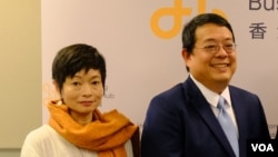 អ្នកស្រី Puifung Leung សហ​ស្ថាបនិក​អង្គការ Hong Kong Business Hub និង​លោក Eric Yung ជា​នាយក​កម្មវិធី ថត​រូប​រួមគ្នា​នៅក្នុង​សន្និសីទ​សារព័ត៌មាន​សម្រាប់​កម្មវិធី​​កម្មវិធី​ទ្រទ្រង់​អាជីវកម្ម​​ថ្មី​នៅ​ទីក្រុងឡុងដ៍ កាលពី​ថ្ងៃទី៨ ខែសីហា ឆ្នាំ២០២៣។ (Kris Cheng/វីអូអេ)