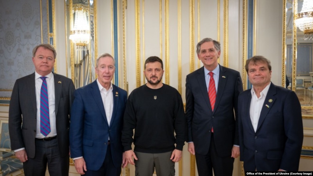 Президент Украины Владимир Зеленский (в центре) с конгрессменами Стивеном Линчем (2-й слева), Френчем Хиллом (2-й справа) и Майком Куигли (1-й справа) в Киеве, 30 октября 2023 г. (фото Офиса президента Украины)