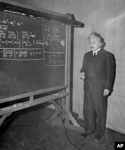 FILE - Albert Einstein menggunakan papan tulis saat ia berbicara pada pertemuan Asosiasi Amerika untuk Kemajuan Ilmu Pengetahuan di Pittsburgh, Pa, 28 Desember 1934. (AP)