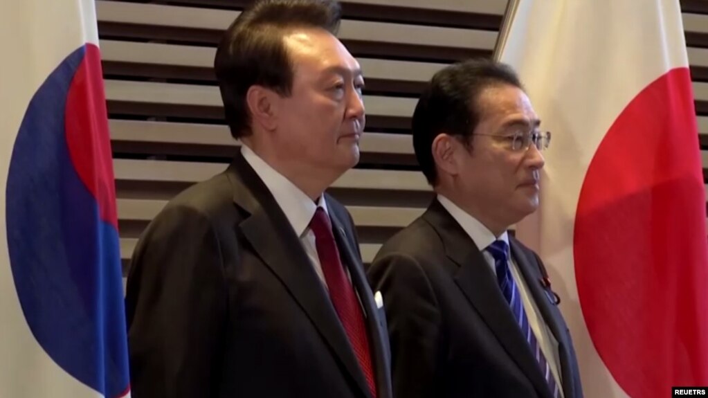 韩国总统尹锡悦和日本首相岸田文雄在东京举行峰会。（路透社，2023年3月16日）(photo:VOA)
