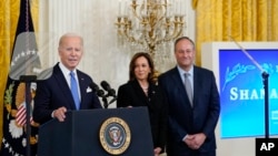 ARCHIVO - El presidente Joe Biden habla durante una recepción para celebrar el año nuevo judío en la Casa Blanca en Washington, el 30 de septiembre de 2022. La vicepresidenta Kamala Harris y su esposo, Doug Emhoff, miran a la derecha.