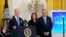 ARCHIVO - El presidente Joe Biden habla durante una recepción para celebrar el año nuevo judío en la Casa Blanca en Washington, el 30 de septiembre de 2022. La vicepresidenta Kamala Harris y su esposo, Doug Emhoff, miran a la derecha.