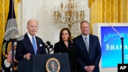 资料照片： 2022年9月30日，拜登总统在华盛顿白宫举行的庆祝犹太新年的招待会上发表讲话。副总统哈里斯和她的丈夫道格·埃姆霍夫在右边聆听。