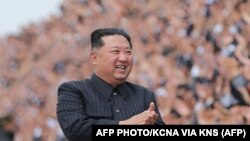 Líder norte-coreano Kim Jong Un durante parada militar em Pyongyang, Maio 2022 (arquivo)