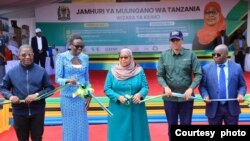 Rais Samia Suluhu Hassan akikata utepe kuzindua uchimbaji wa visima na ugawaji wa vifaa. 