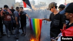 2023年7月22日，伊拉克巴格达的示威者在绿区附近抗议瑞典首都斯德哥尔摩发生的焚烧《古兰经》和伊拉克国旗的一起事件。
