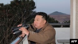 Pemimpin Korea Utara Kim Jong Un menyaksikan peluncuran rudal balistik antarbenua Hwasong-17 dari Bandara Internasional Pyongyang pada 16 Maret 2023. (Foto: KCNA via KNS/AFP)