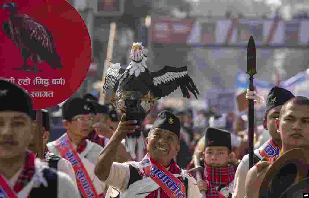 Homens da comunidade Gurung com trajes tradicionais participam num desfile para assinalar o seu Ano Novo, conhecido como &quot;Tamu Loshar&quot;, em Katmandu, Nepal, a 31 de dezembro de 2023.