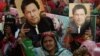 Pendukung mantan perdana menteri Pakistan Imran Khan, membawa poster yang menampilkan potret Khan selama protes di Karachi pada 19 Maret 2023. (Foto: AFP/Rizwan Tabassum)