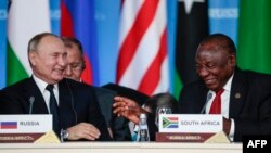 Presidente da África do Sul, Cyril Ramaphosa, e presidente da Rússia, Vladimir Putin, na Cimeira Rússia-África de 2019 em Sochi, Rússia, 24 de outubro de 2019. (arquivo)