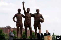 Mantan pemain Manchester United, Bobby Charlton dan Denis Law, bersama Alex Fergusson berfoto di patung (dari kiri-kanan) George Best, Law, dan Charlton di Manchester, Inggris, 29 Mei 2008. (Foto: Paul Thomas/AP Photo)