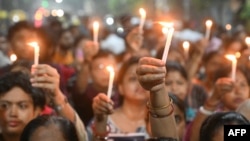 ভারতের স্বাধীনতা দিবসের প্রাক্বালে শিক্ষানবিশ ডাক্তার ধর্ষণ আর হত্যার প্রতিবাদে মোমবাতি প্রজ্বলন করে কলকাতায় মধ্যরাতের বিক্ষোভ। ফটোঃ ১৪ অগাস্ট, ২০২৪।