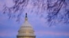 Las luces permanecen encendidas en el Capitolio de Washington, EEUU, el 4 de enero de 2023.