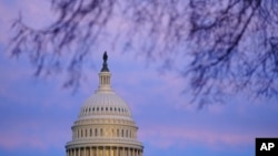 Las luces permanecen encendidas en el Capitolio de Washington, EEUU, el 4 de enero de 2023.