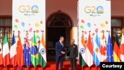 印度与俄罗斯外长2023年3月2日在G20外长会议前握手。