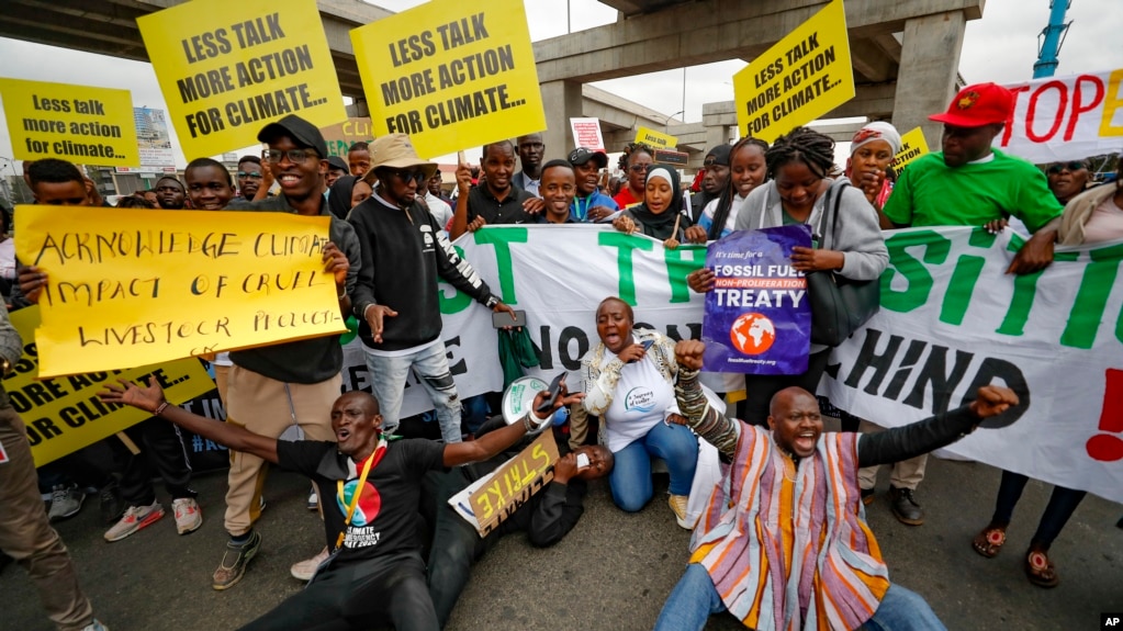 Los manifestantes se reúnen para exigir acciones sobre el cambio climático, en las calles, en el centro de Nairobi, el 4 de septiembre de 2023, cuando comienza la Cumbre Africana sobre el Clima.