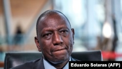 Le président kenyan William Ruto assiste à une interview lors de la 36e session ordinaire de l'Assemblée de l'Union africaine (UA) au siège de l'Union africaine à Addis-Abeba, le 19 février 2023. (Photo d'EDUARDO SOTERAS / AFP)