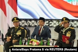 Menteri Pertahanan Prabowo Subianto duduk bersama Presiden Joko Widodo dan Panglima TNI Agus Subiyanto di Jakarta, 28 Februari 2024. (Foto: Antara/Bayu Pratama S via REUTERS)