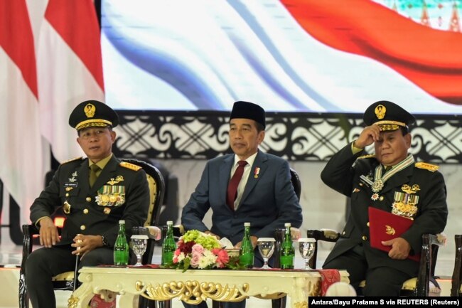 Menteri Pertahanan Prabowo Subianto duduk bersama Presiden Joko Widodo dan Panglima TNI Agus Subiyanto di Jakarta, 28 Februari 2024. (Foto: Antara/Bayu Pratama S via REUTERS)