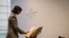 The Codex Sassoon, Alkitab Ibrani yang paling awal dibuat dan yang terlengkap yang pernah ditemukan, dipamerkan di rumah lelang Sotheby's di Kota New York, pada 15 Februari 2023. (Foto: Reuters/Brendan McDermid)