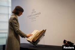 The Codex Sassoon, dipajang di Sotheby's, New York City, AS, 15 Februari 2023. Alkitab Ibrani tertua dan terlengkap yang pernah ditemukan ini diperkirakan akan terjual antara $30 juta dan $50 juta. (REUTERS/Brendan McDermid)