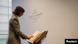 The Codex Sassoon, Alkitab Ibrani yang paling awal dibuat dan yang terlengkap yang pernah ditemukan, dipamerkan di rumah lelang Sotheby's di Kota New York, pada 15 Februari 2023. (Foto: Reuters/Brendan McDermid)