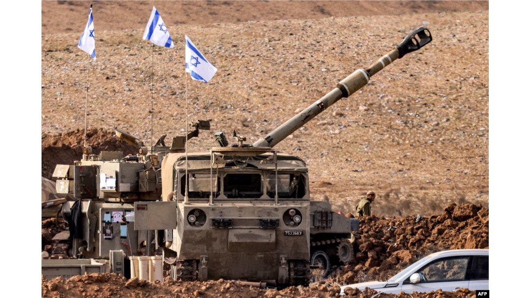 Artileri Howitzer M109 milik Israel sedang bersiap di sepanjang perbatasan dengan Jalur Gaza dekat Sderot di selatan Israel di tengah peperangan antara Israel dan gerakan Hamas Palestina, Jumat, 27 Oktober 2023. (Foto: Jack Guez/AFP)