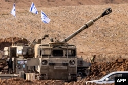 Artileri Howitzer M109 milik Israel sedang bersiap di sepanjang perbatasan dengan Jalur Gaza dekat Sderot di selatan Israel di tengah peperangan antara Israel dan gerakan Hamas Palestina, Jumat, 27 Oktober 2023. (Foto: Jack Guez/AFP)