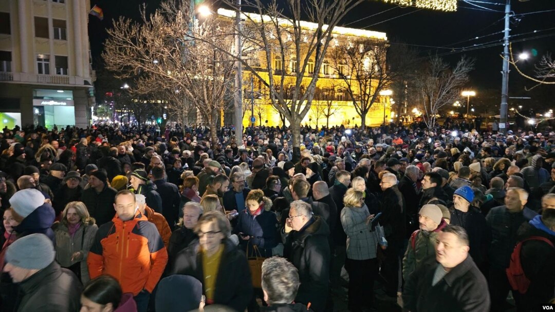 Protest pristalica koalicije "Srbija protiv nasilja" ispred Republičke izborne komisije u Beogradu (Foto: Fonet/Marko Dragoslavić)