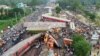 救援人員在印度東部奧里薩邦巴拉索爾區的客運列車事故現場展開救援。（2023年6月3日）
